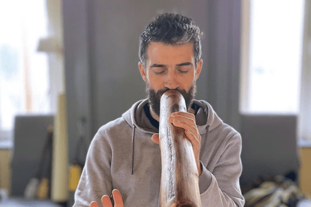 Gut schlafen trotz Schlafapnoe Mann spielt Digeridoo