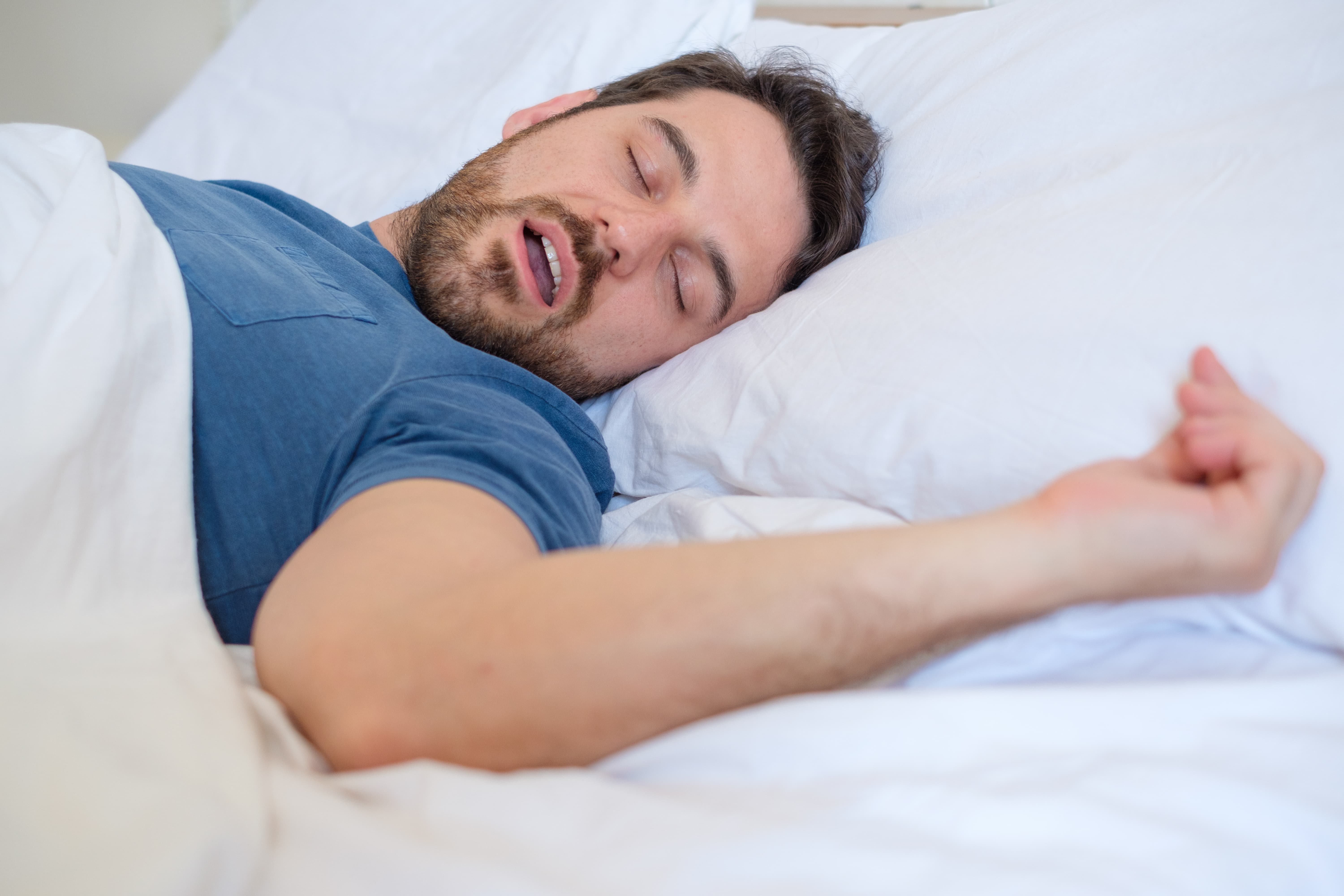 Mann schläft im Bett