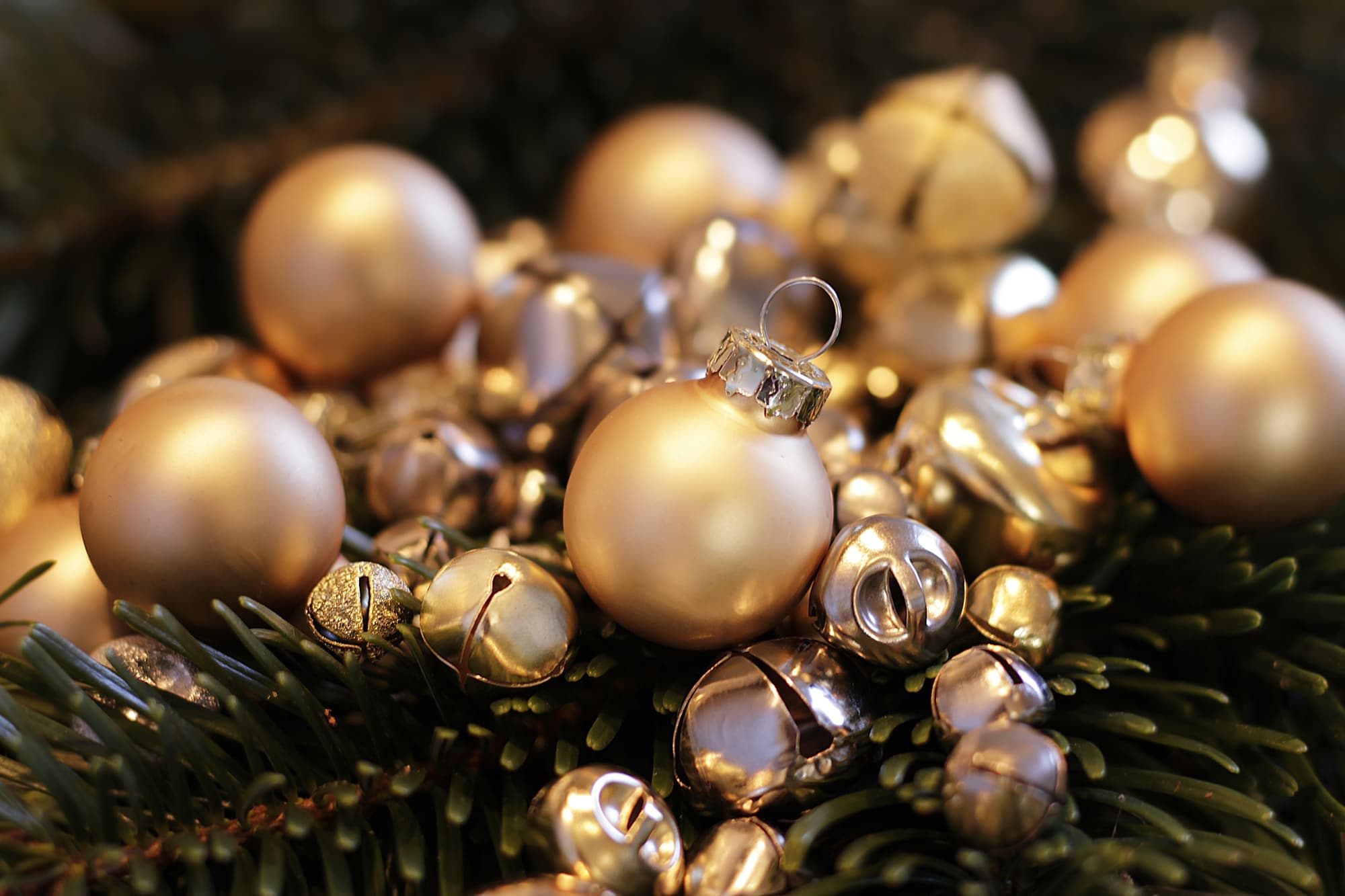 Goldene Weihnachtskugeln