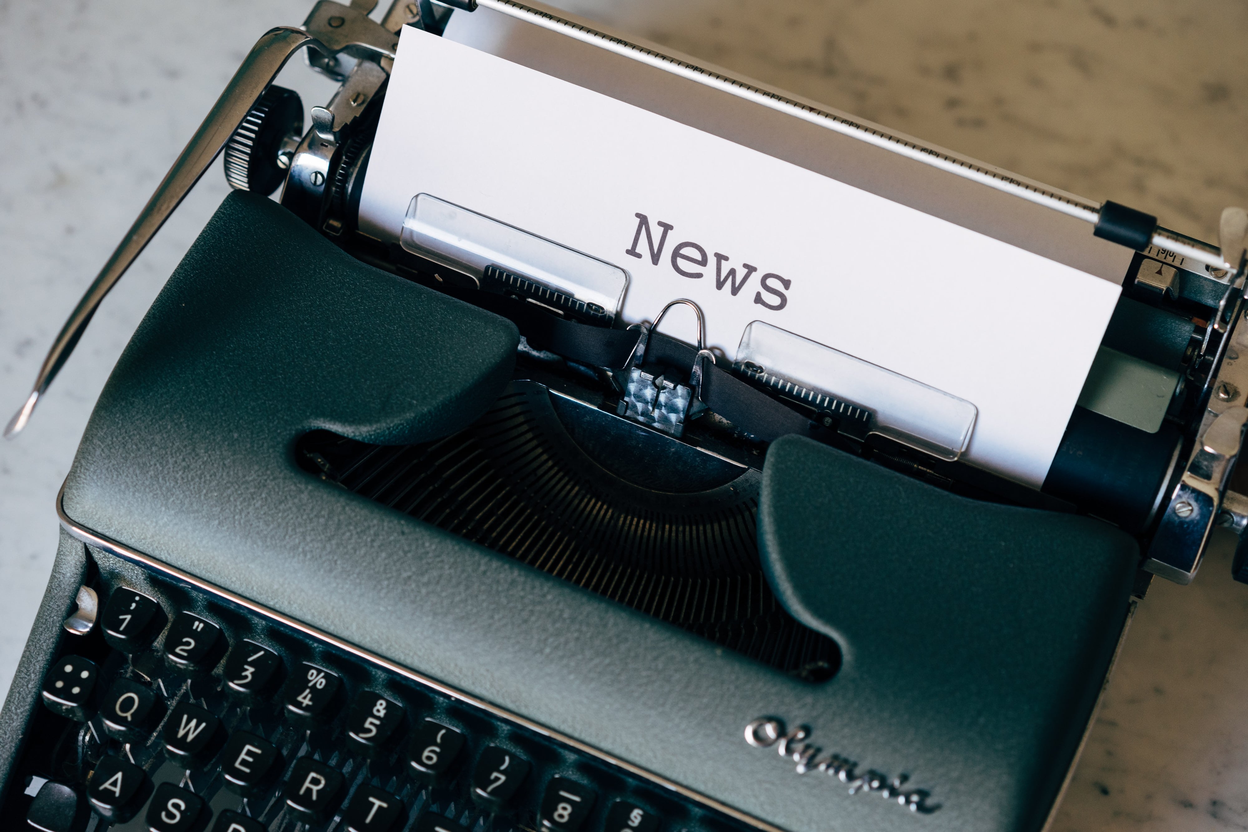 Symbolbild_Aktuelles_News Schreibmaschine mit News