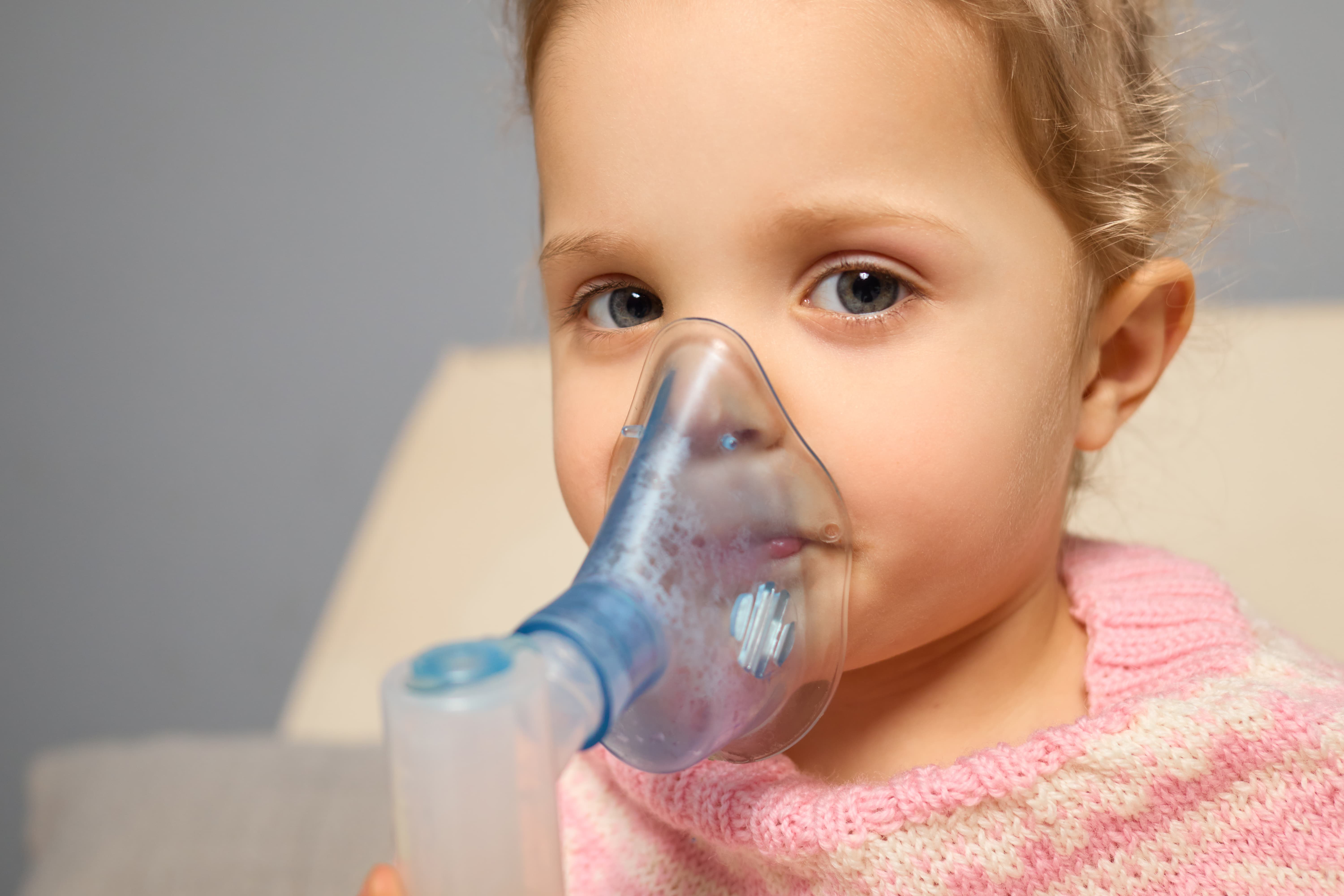 Kind mit Sauerstoffmaske