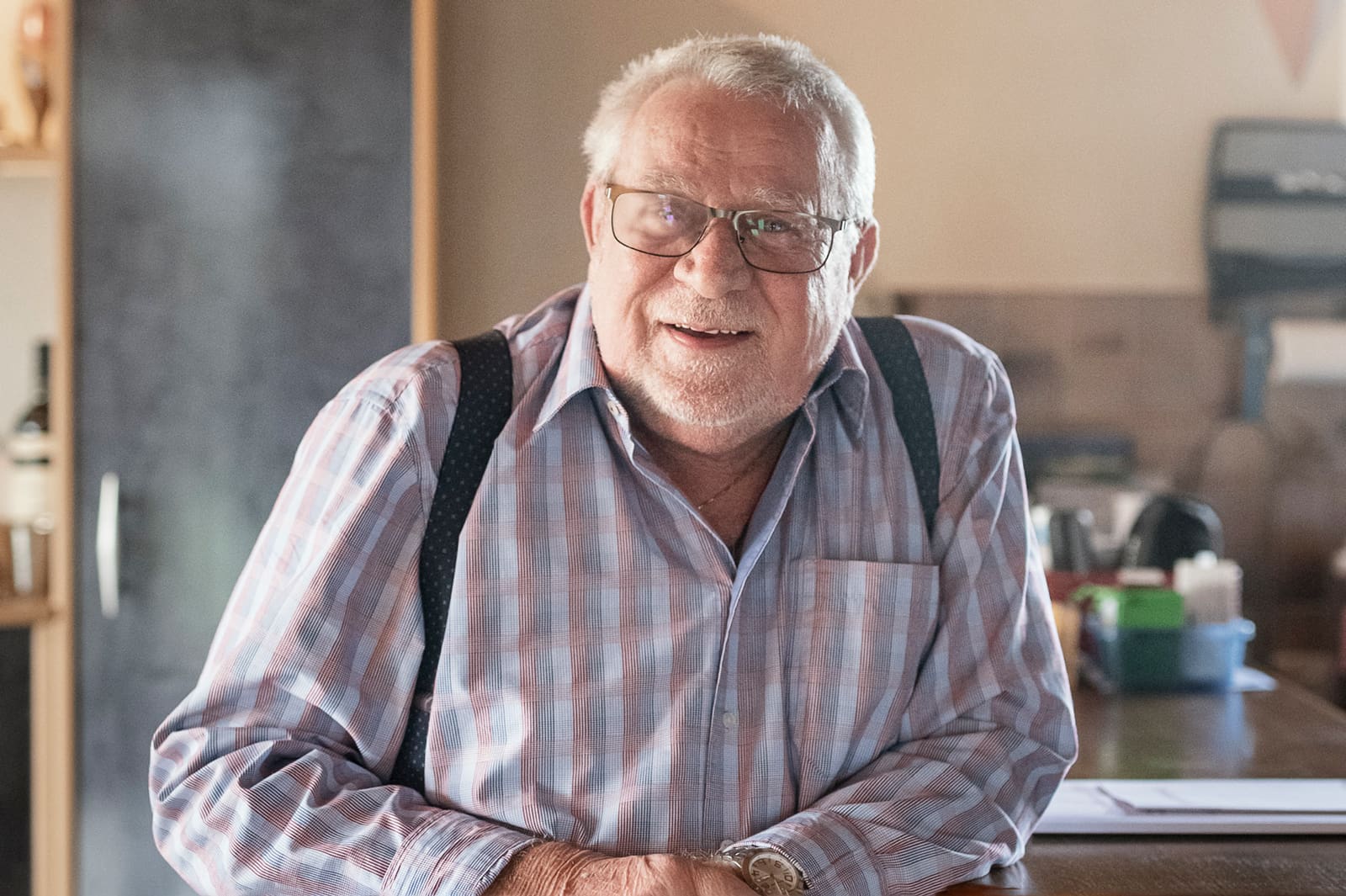 Mann steht in Küche