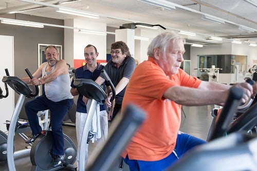 Mann auf Velo im Fitness