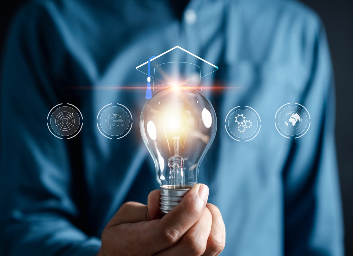 Ein Mann hält eine Glühbirne sinnbildlich für Forschung