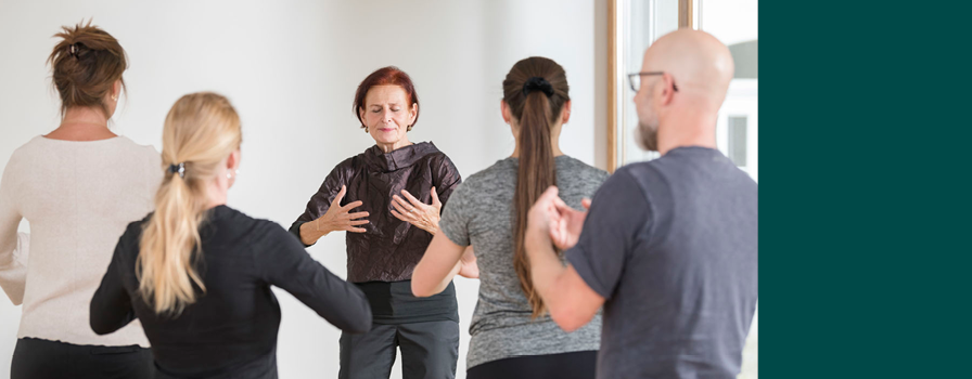 Kursteilnehmende erlernen bewusste Atmung