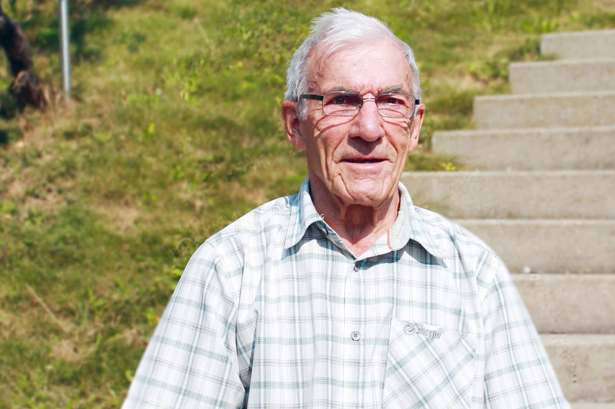 Mann steht vor Treppe