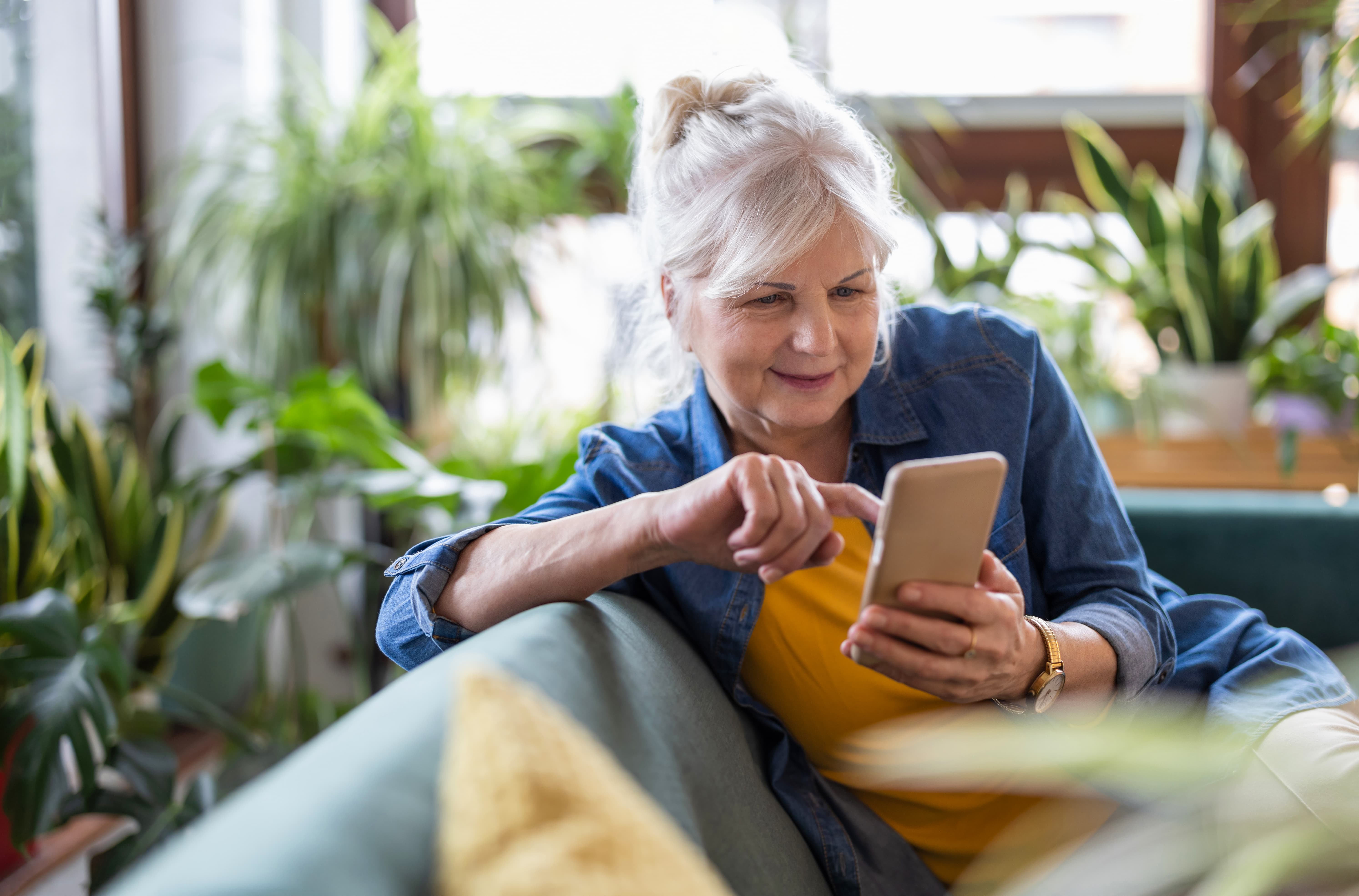 Frau hält ein Smartphone