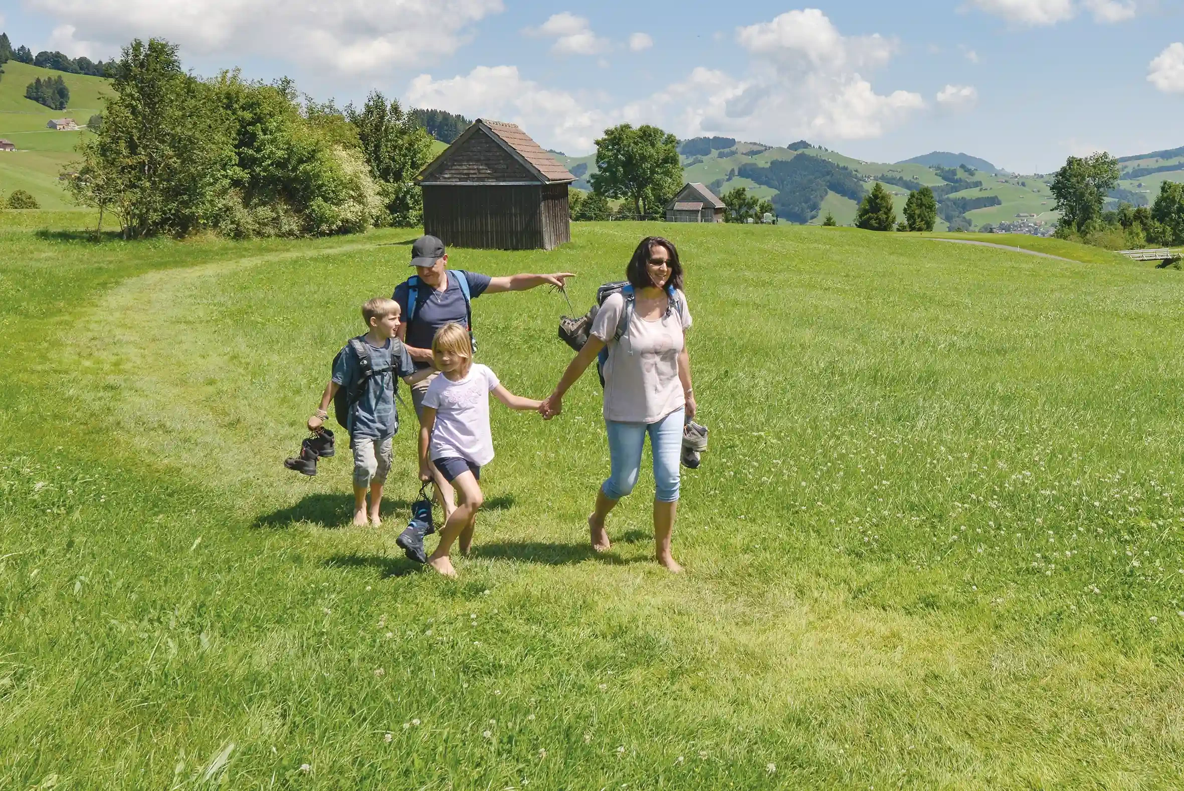 Kinder auf dem Barfussweg im Appenzell