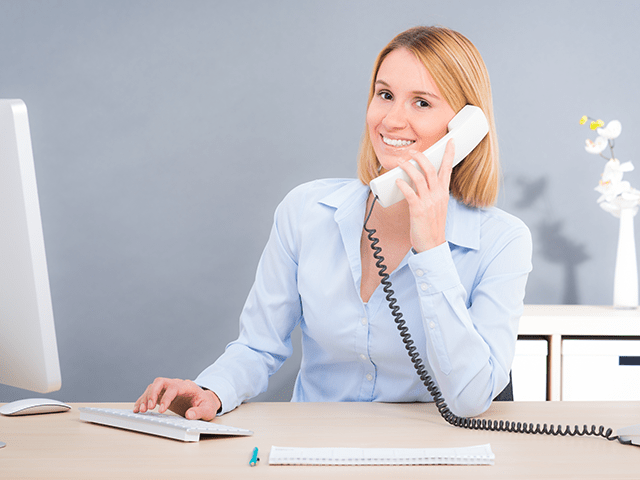 Rezeptionistin_am_Telefon Neue_Telefonerreichbarkeit