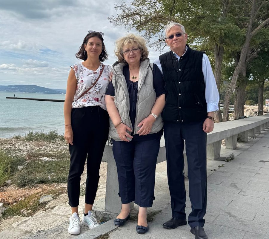 C. Akermann mit Kollegen vor einem See