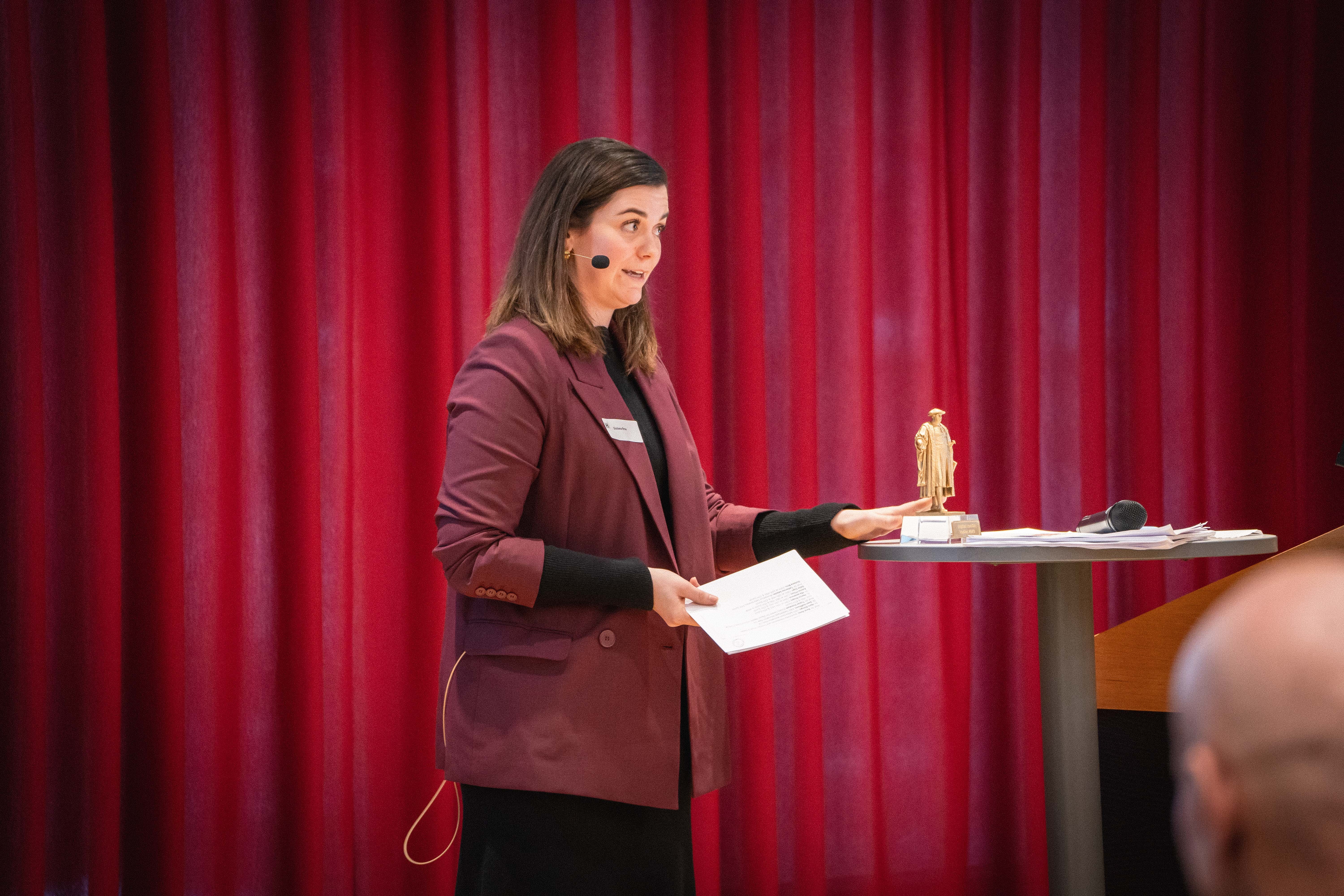 Lungensymposium4_2023 Fachperson trägt einen Vortrag auf der Bühne vor