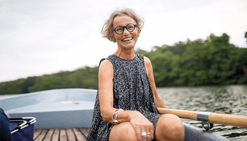 Frau sitzt in Paddelboot