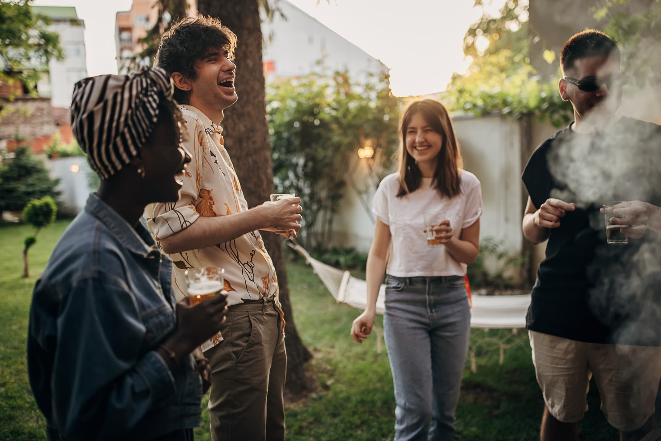 Gruppe Eine Gruppe junger Menschen steht in einem Garten