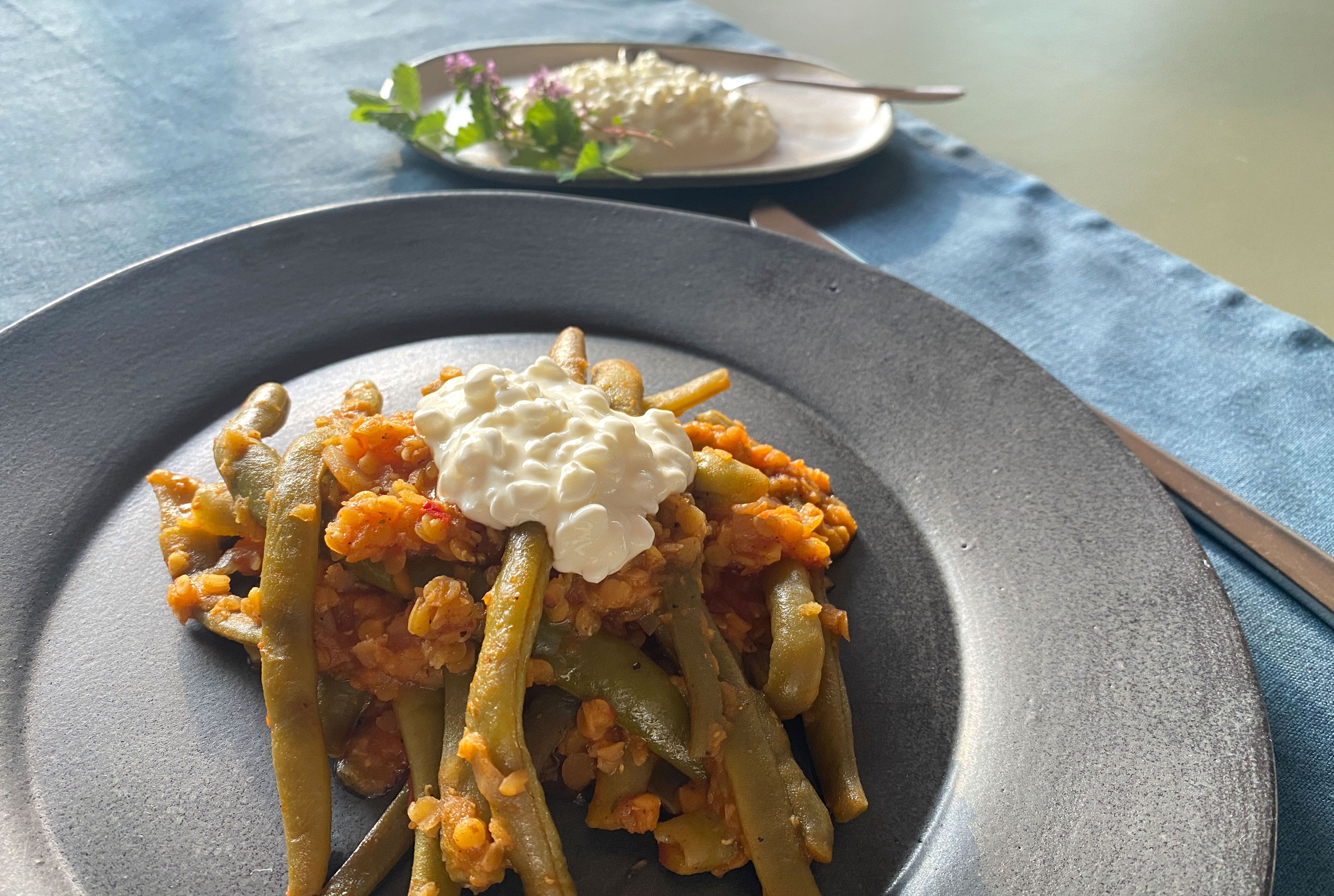 Linseneintopf mit grünen Bohnen und Hüttenkäse
