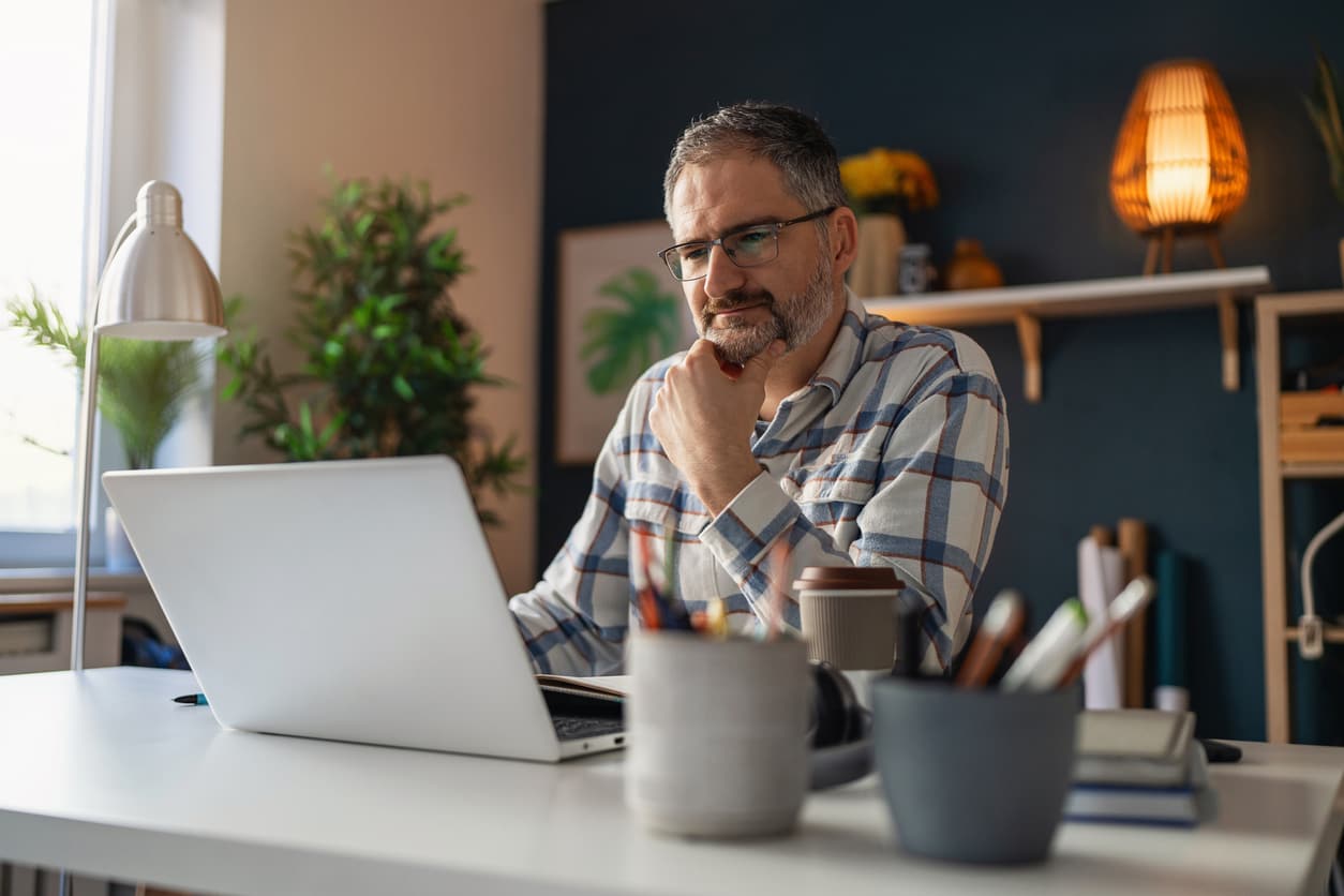 Mann sitzt vor dem Computer