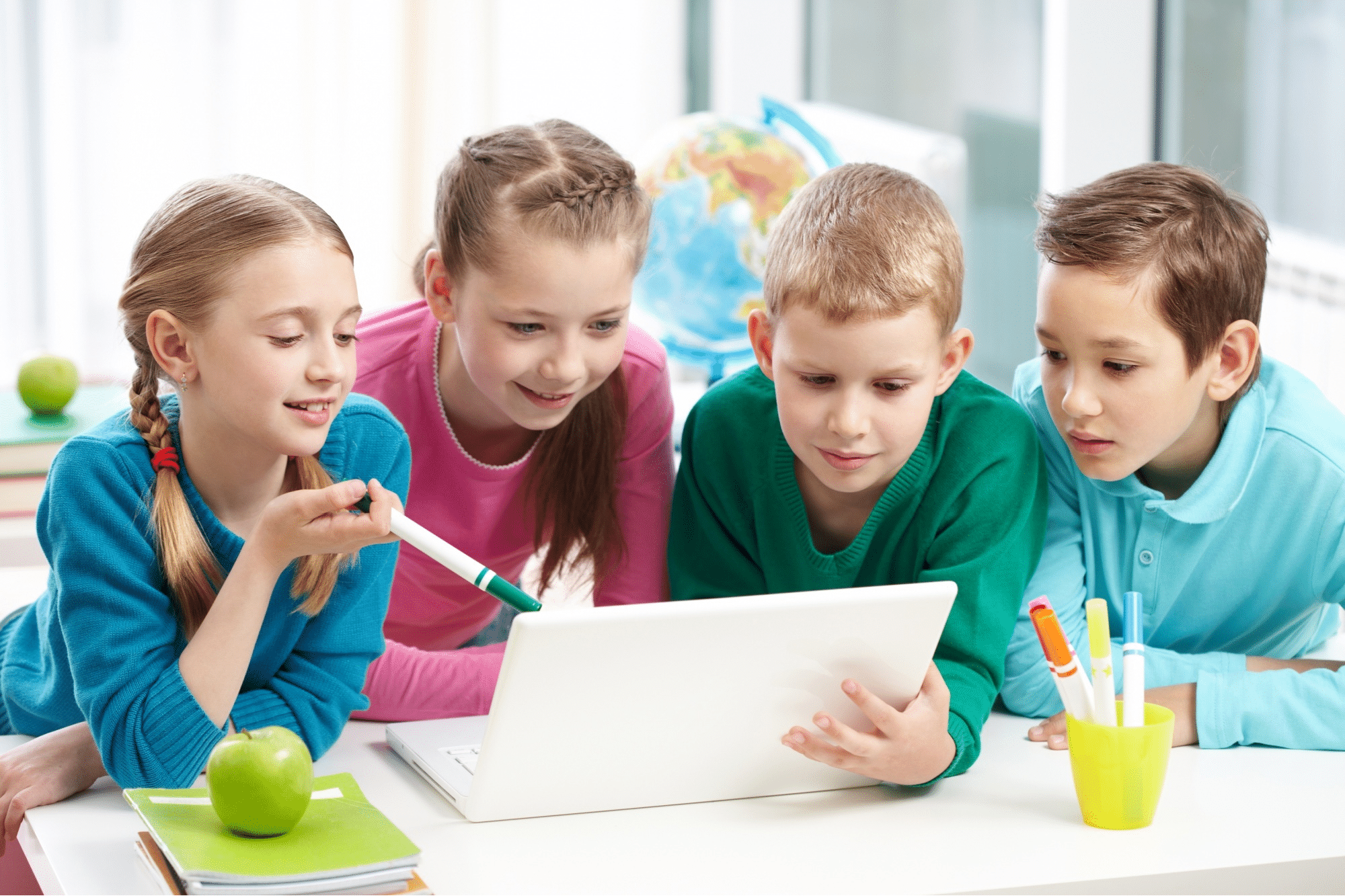 Kinder lernen und sind glücklich