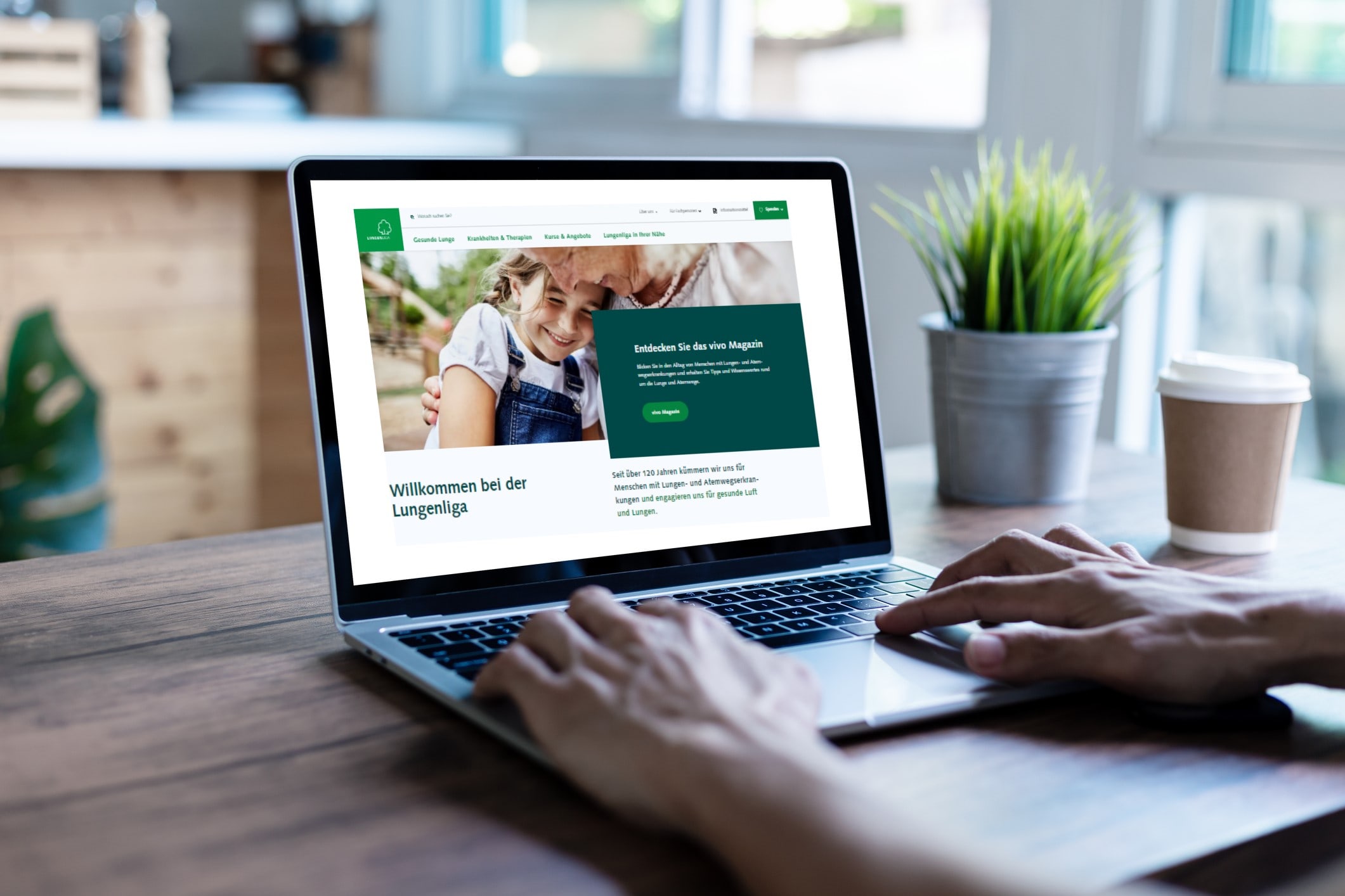 Mensch arbeitet an einem Laptop