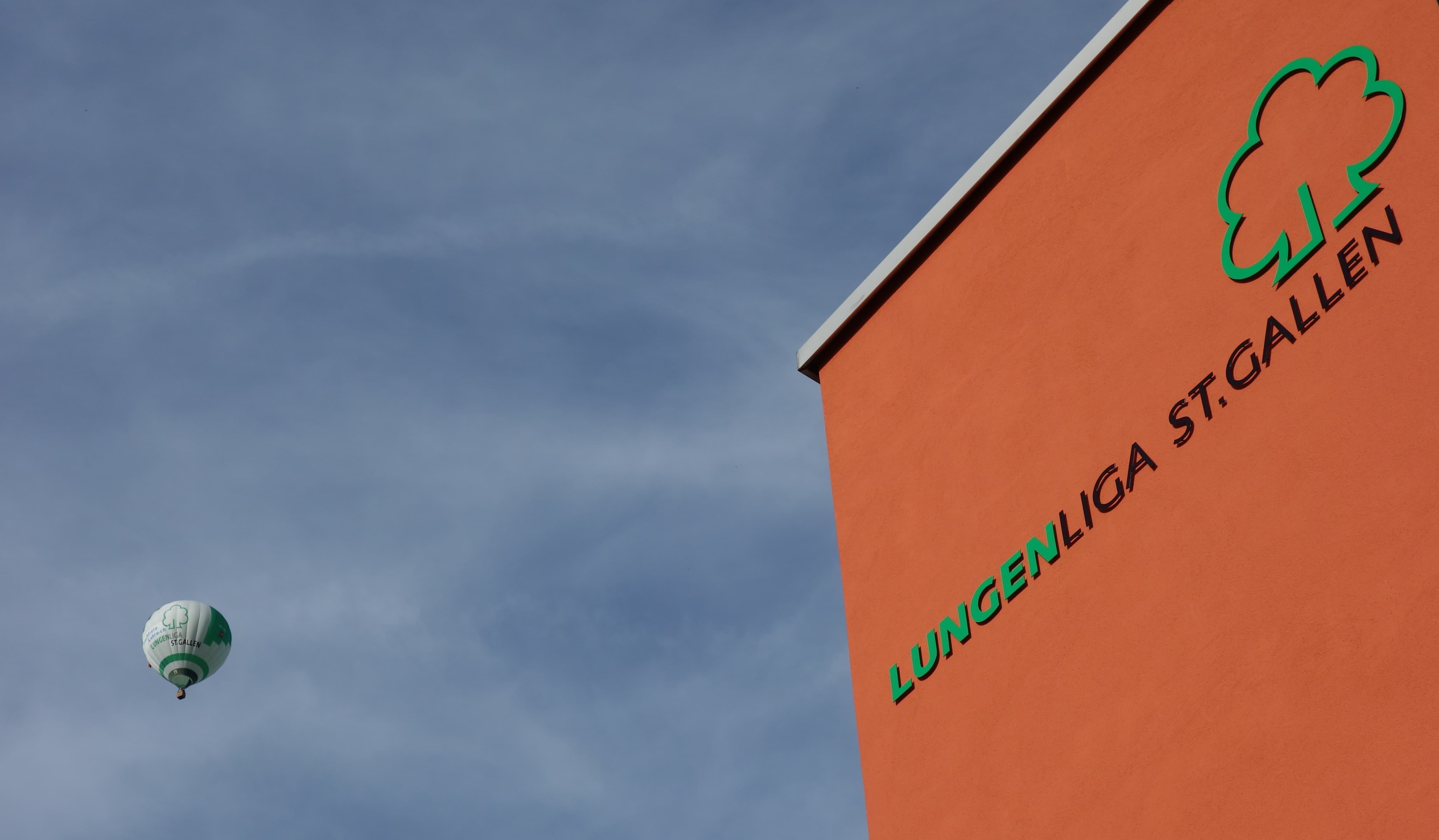 startseite_header_gebaeude_ballon_llsga Gebäude LLSG-A mit Heissluftballon