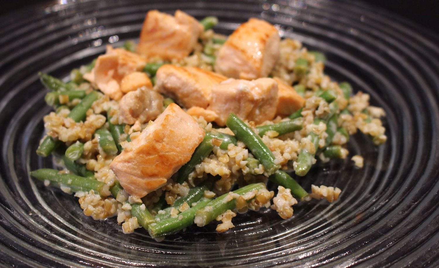 Salade de boulgour, poulet, fromage Suisse et légumes