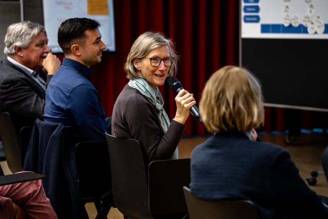 3 Personen an einer Diskussion