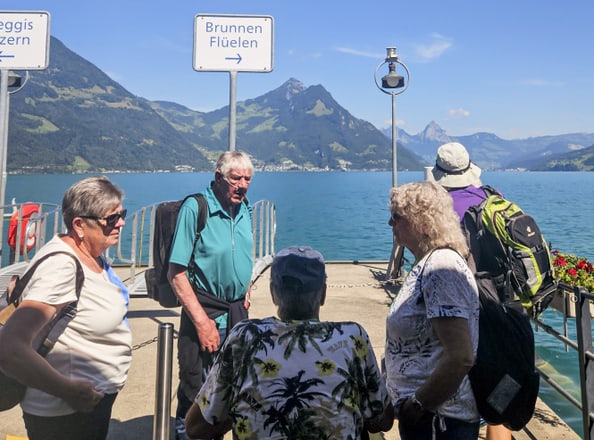 Gruppe an Schiffssteg