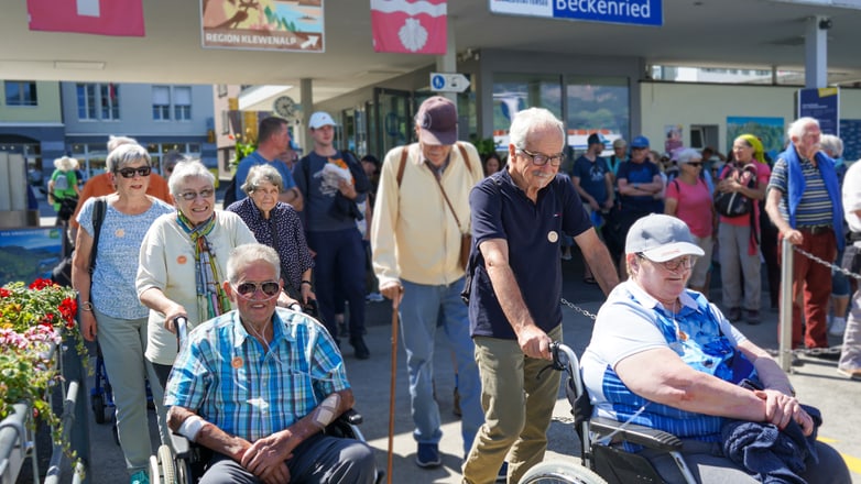 Gruppe vor Bahnhof