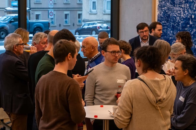 Teilnehmende Personen in Gruppe an einem Symposium